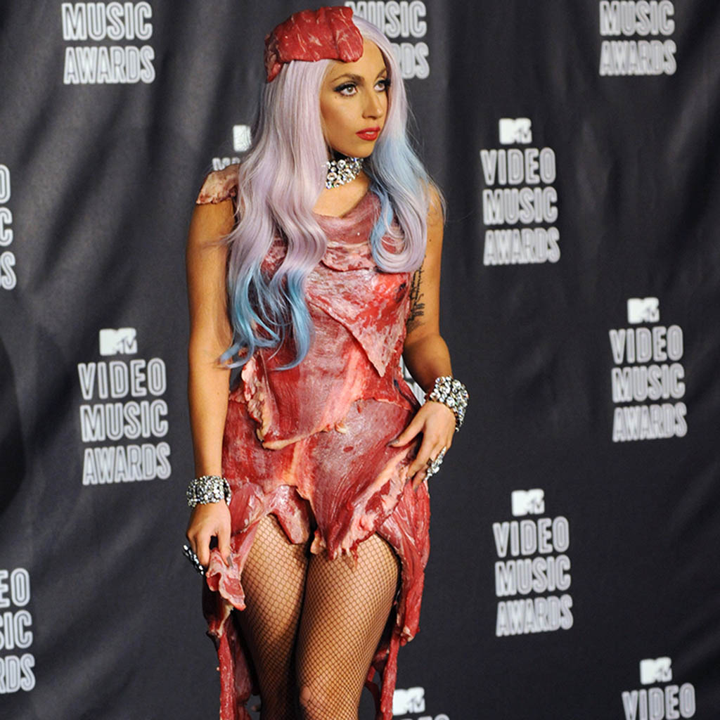 [Image: Lady-Gaga-sa-robe-en-viande-exposee-dans-un-musee.jpg]