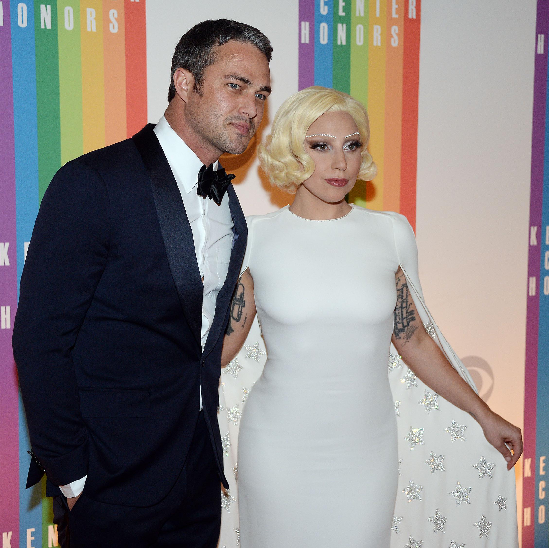 Lady Gaga surprise par son fiancé Taylor Kinney - Elle