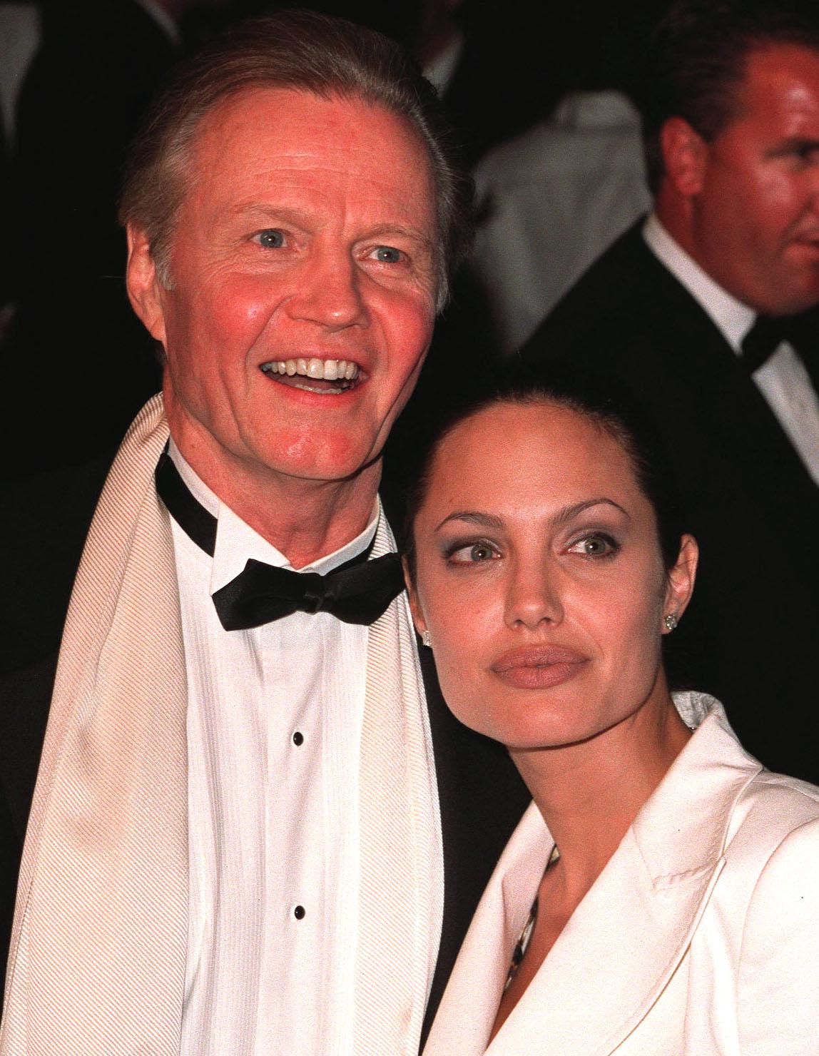 Elle A Appris Ou Apprit Le père d’Angelina Jolie a appris le mariage de sa fille dans la presse