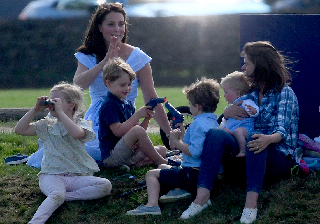 Фото кейт с детьми фотошоп. Дети Уильяма и Кейт. Кейт Миддлтон трое детей. Кейт Миддлтон с детьми. Няня Кембриджских.