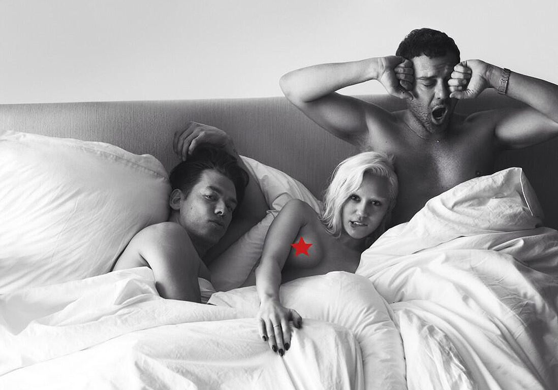 Miley Cyrus au lit, seins nus, en compagnie de deux hommes - Elle 