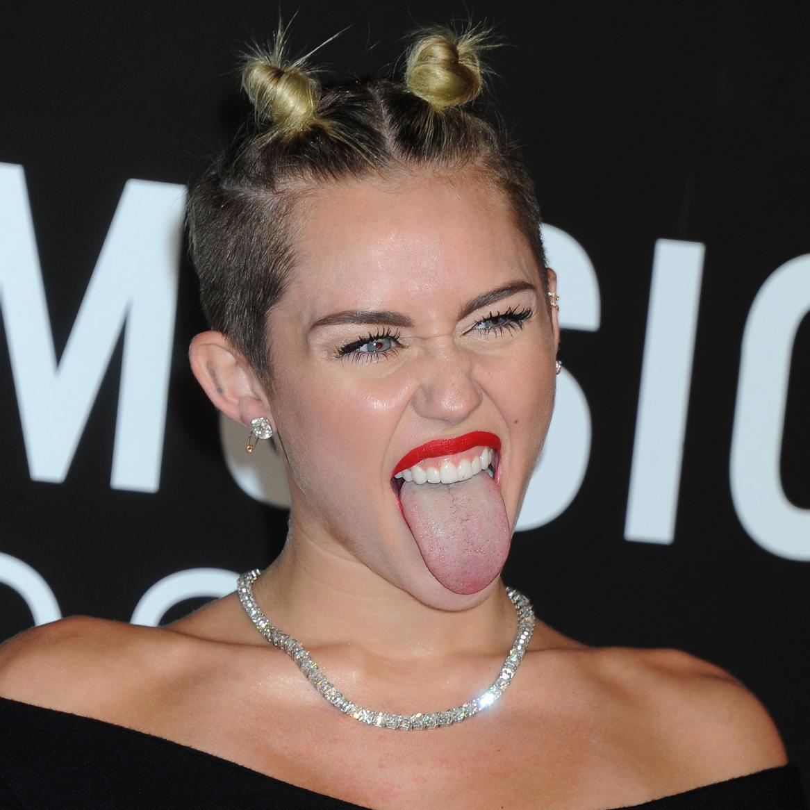 Miley Cyrus explique pourquoi elle tire la langue tout le temps - Elle.