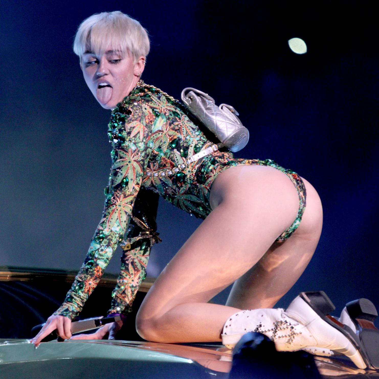 Miley Cyrus' Sєxiest Looks: PH๏τos – Hollywood Life | cascadatrading.com