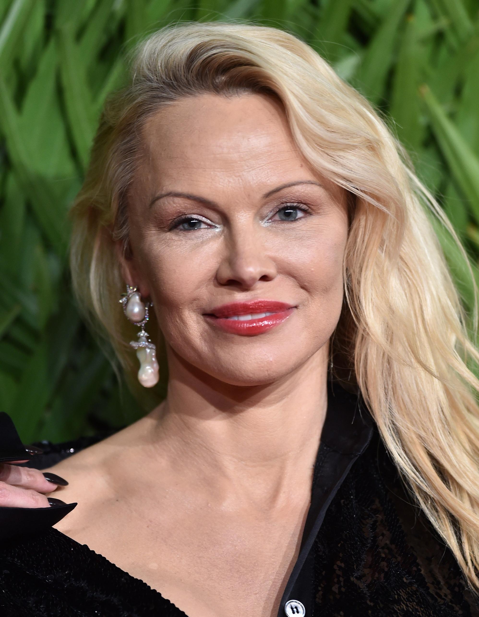 Pamela Anderson vient s’installer en France Elle
