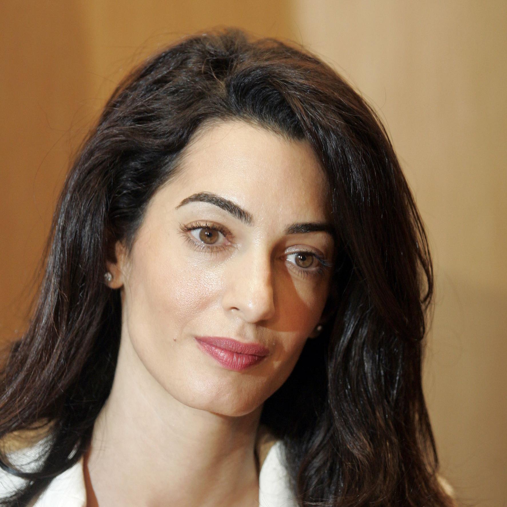 https://cdn-elle.ladmedia.fr/var/plain_site/storage/images/people/la-vie-des-people/news/pourquoi-amal-clooney-a-t-elle-ete-menacee-d-arrestation-par-l-egypte-2873804/52122234-1-fre-FR/Pourquoi-Amal-Clooney-a-t-elle-ete-menacee-d-arrestation-par-l-Egypte.jpg