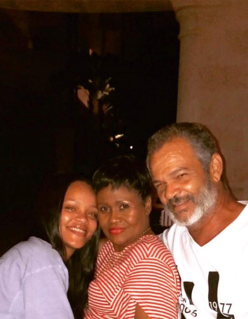 Réconciliée avec son père, Rihanna prend la pose avec ses parents - Elle
