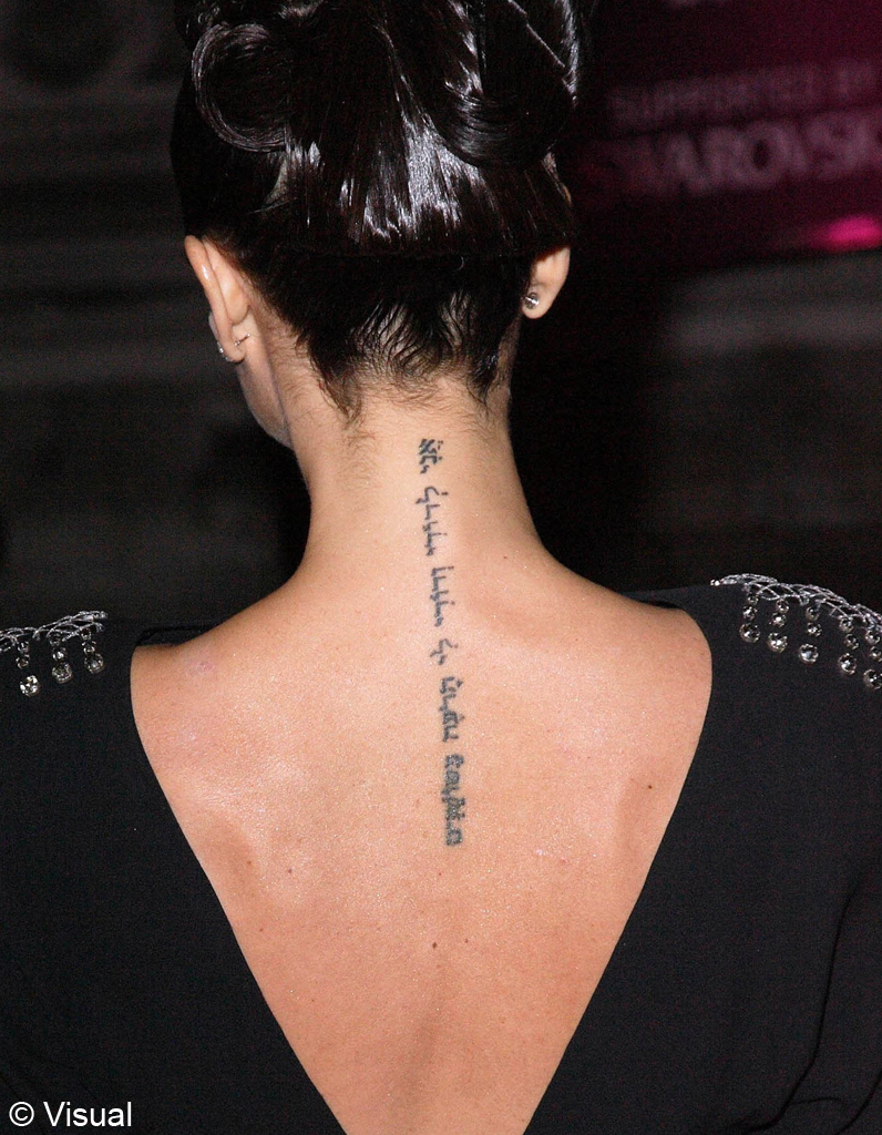 Une Citation Dans Le Dos Stars A Qui Est Ce Tatouage Elle