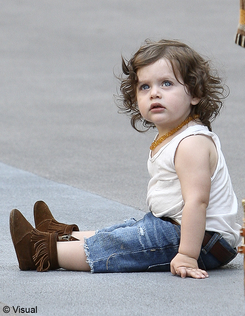 Chaussures A Franges Jean Court Marcel Creme Et Collier Ce Petit Garcon Est Evidemment Une Fashion Victim Stars A Qui Est Cet Enfant Elle