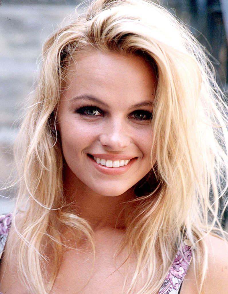 Pamela Anderson En 1995 - L’album Photo Des Stars Quand Elles étaient ...