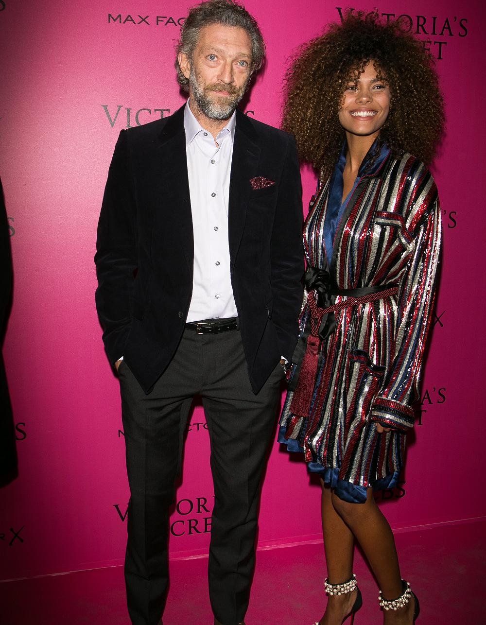 Vincent Cassel et Tina Kunakey la jolie photo du couple au lit ! Elle