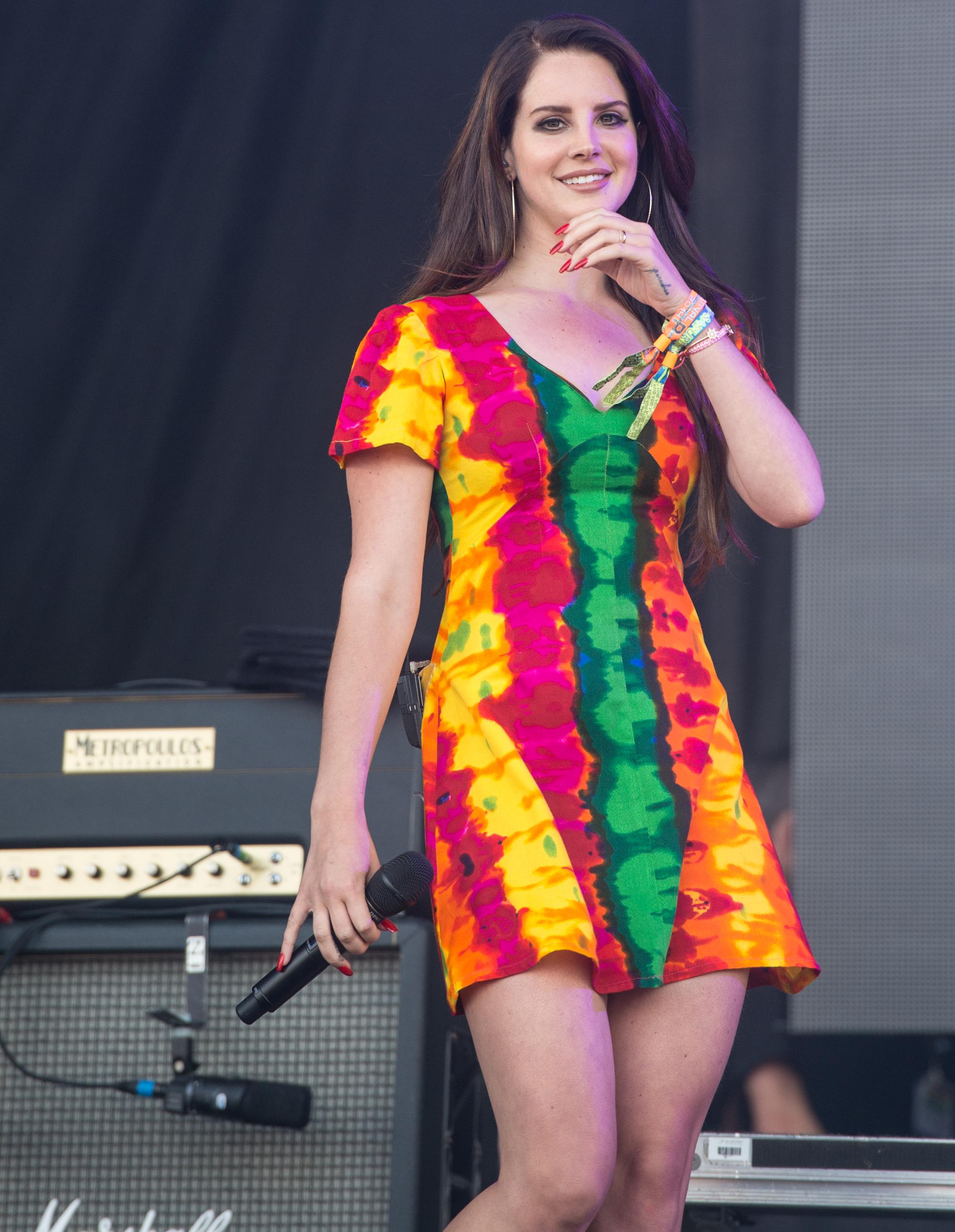 Le look du jour Lana Del Rey au festival de Glastonbury Elle