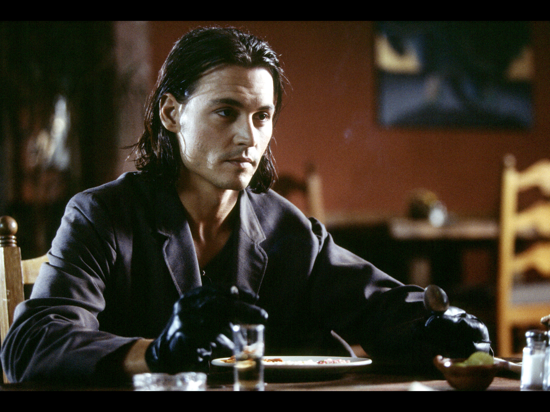 Dans Le Film Desperado 2 Il Etait Une Fois Au Mexique Johnny Affiche Un Carre Brun Flou Et Si Finalement C Etait Notre Coiffure P Johnny Depp Ses 30 Excentricites Capillaires Elle