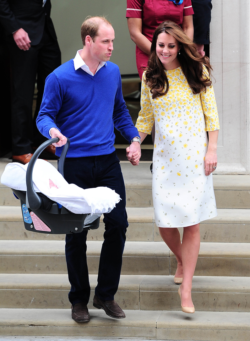 La Robe De Sortie De Maternite Les Robes De Kate Middleton Dans Le Dressing D Une Princesse Elle