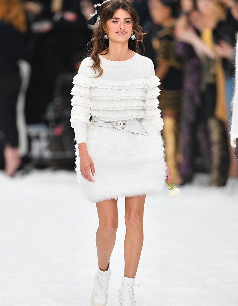 Karl Lagerfeld : ses muses et le public réunis pour un dernier hommage au défilé Chanel - Elle
