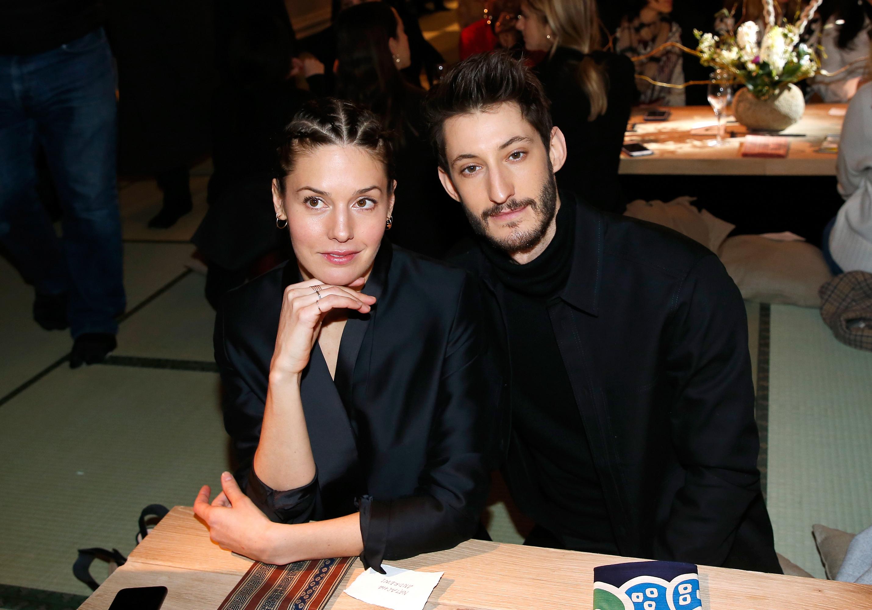 Pierre Niney et Natasha Andrews, amoureux au défilé H&M Studio - Elle