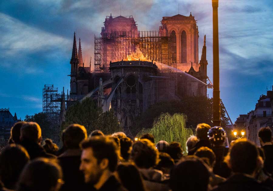 Notre Dame De Paris Ravagee En Images L Emotion Elle