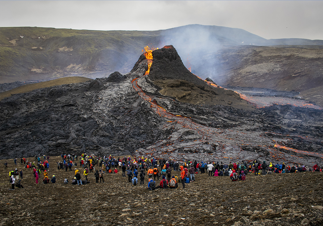  Volcan  les geysers de lave offrent un  spectacle 