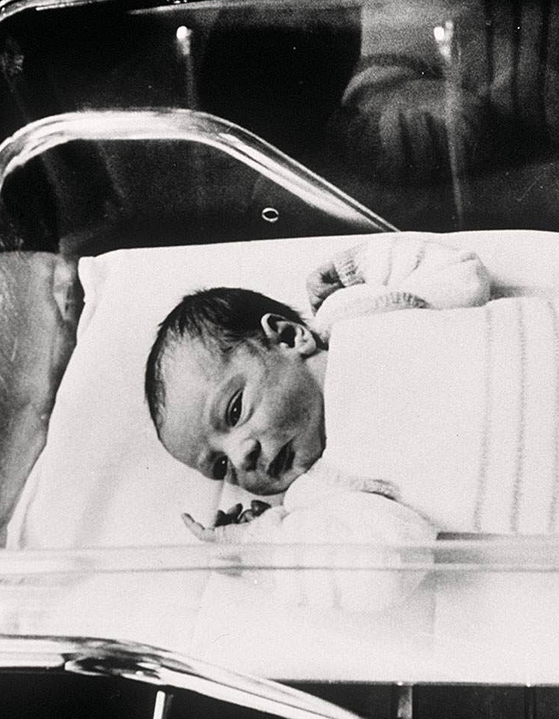 Amandine, premier bébé-éprouvette, donne naissance à une fille - Elle