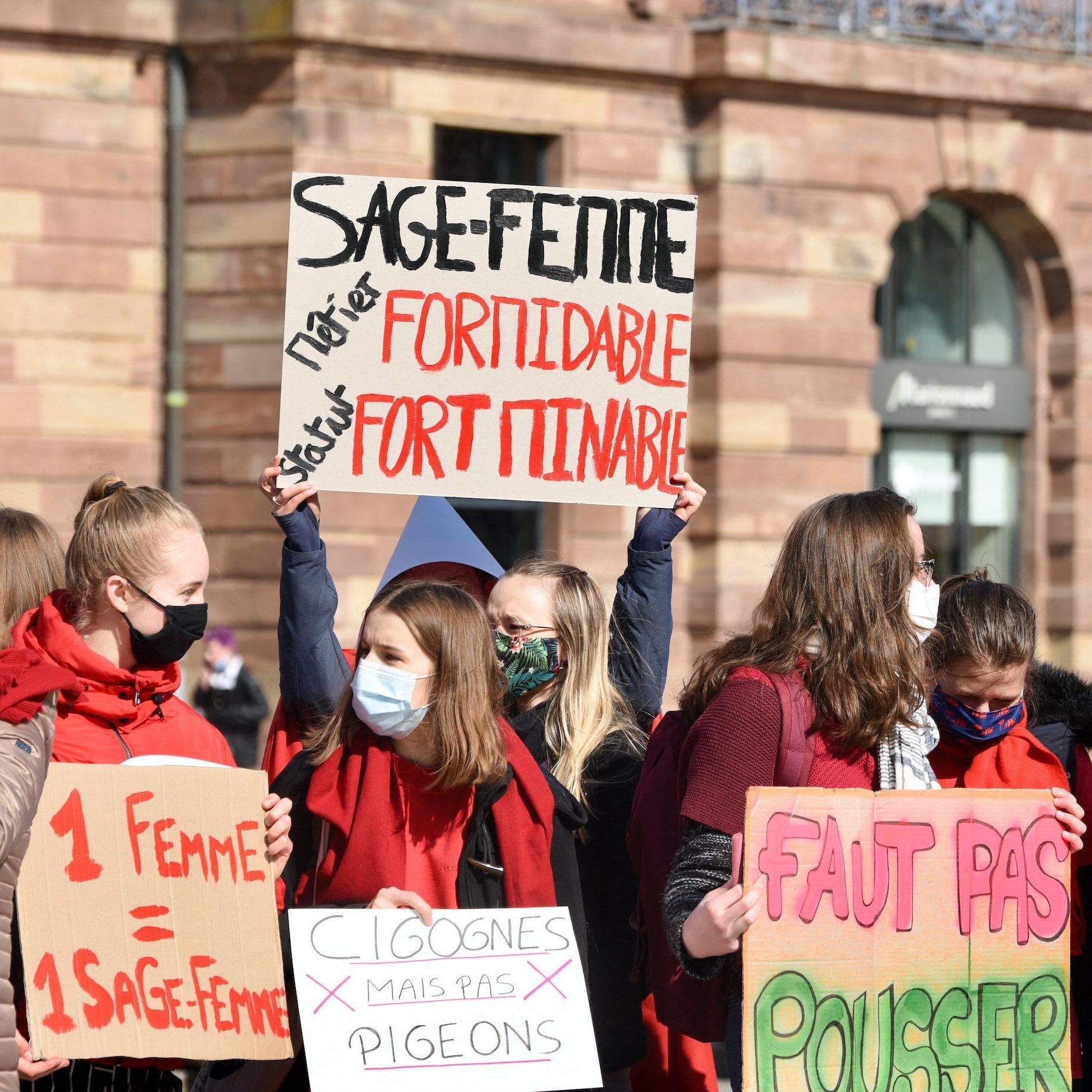 Les sagesfemmes en grève pour dénoncer des « maternités devenues des
